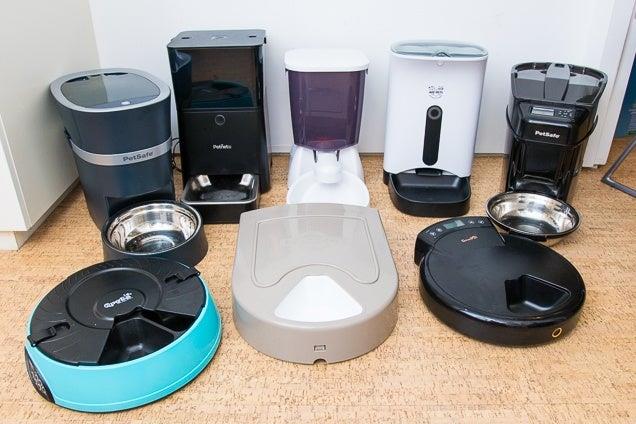 Various types of automated feeders for pets 
